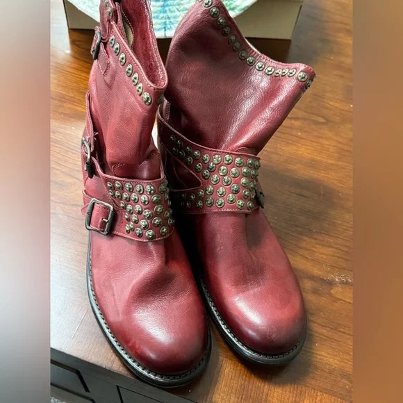 Frye Jenna Studded boots Distressed red leather Size 11B
EUC - Picture 5 of 9